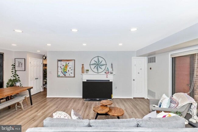 Building Photo - 703 Mountainview Dr