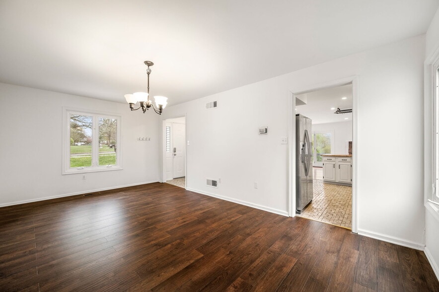 Building Photo - 302 Pinebrooke Cir