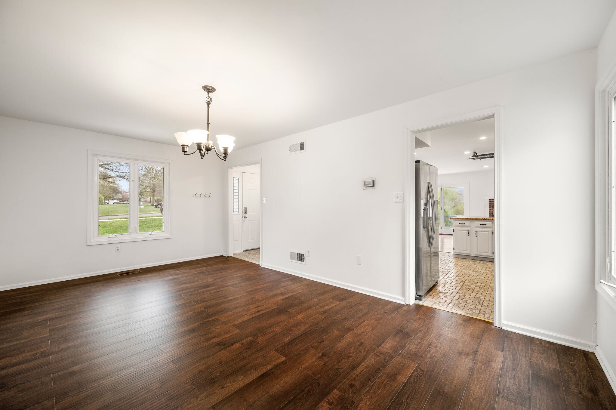 Building Photo - 302 Pinebrooke Cir