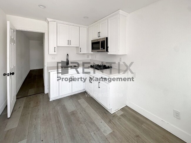 Building Photo - 932 E Kingsley Ave