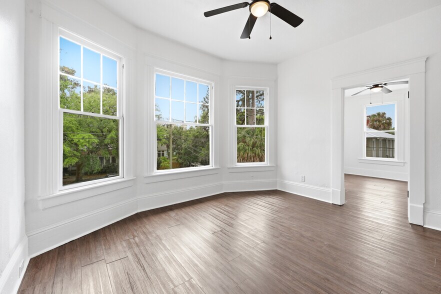 Living room - 2253 Herschel St