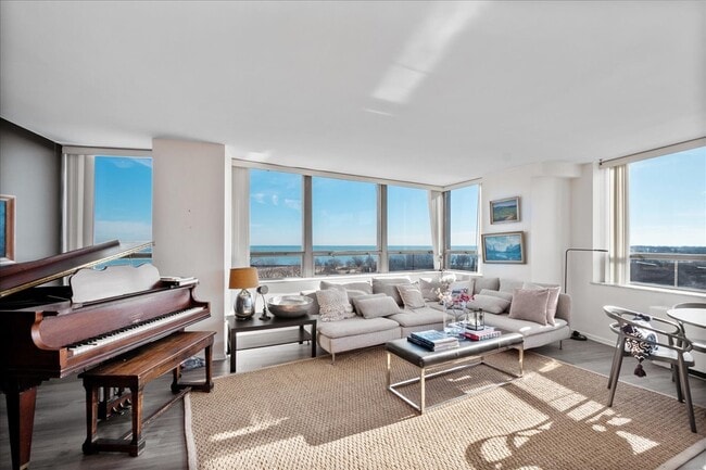 Building Photo - 5701 N Sheridan Rd