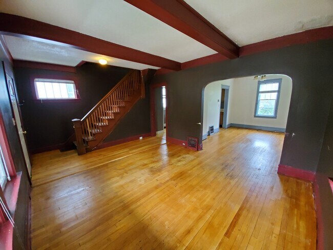 Building Photo - AVAILABLE AUGUST - Welcoming 3 Bed 1 Bath