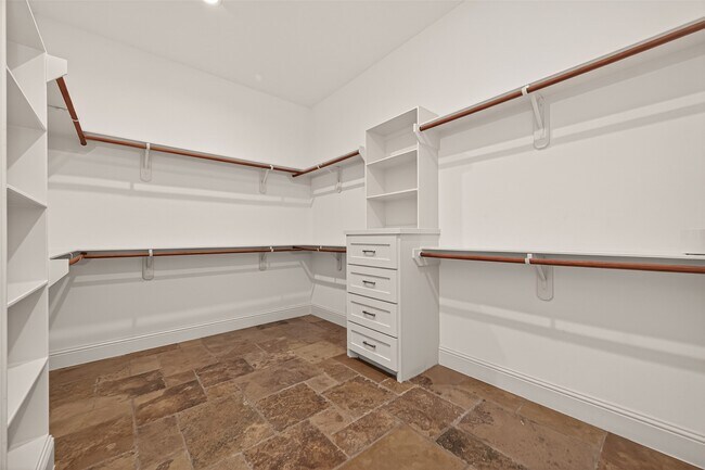 Building Photo - 2211 Silverbonnet St