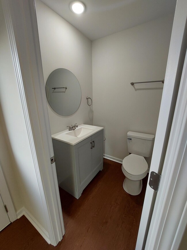 Building Photo - 426 W 4th St