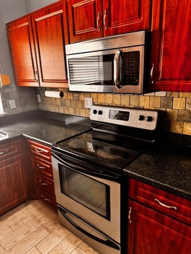 Building Photo - Available Now! Absolutely gorgeous 3 bedro...