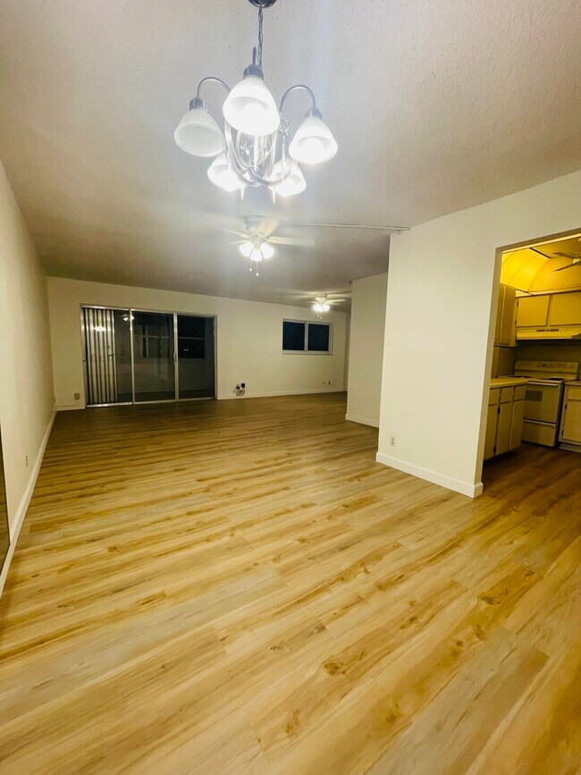 Building Photo - 725 Lori Dr