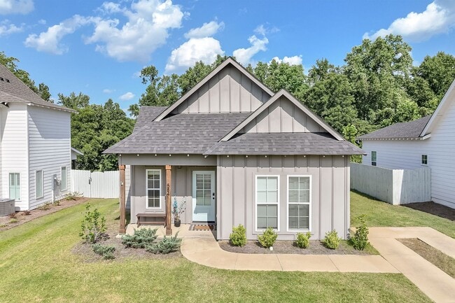 Building Photo - 584 Piper Ave