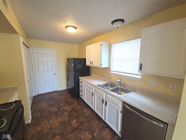 Building Photo - 4320 Village Bend Ln