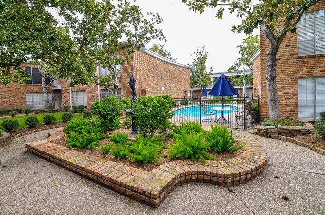 Building Photo - 2121 Fountain View Dr
