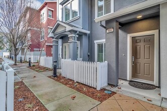 Building Photo - Gorgeous 2 Bedroom 2.5 Bathroom Townhome - Incredible Location