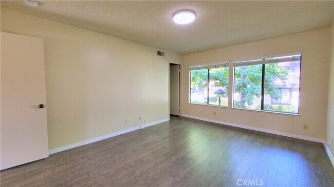 Building Photo - 719 Briarwood Ln