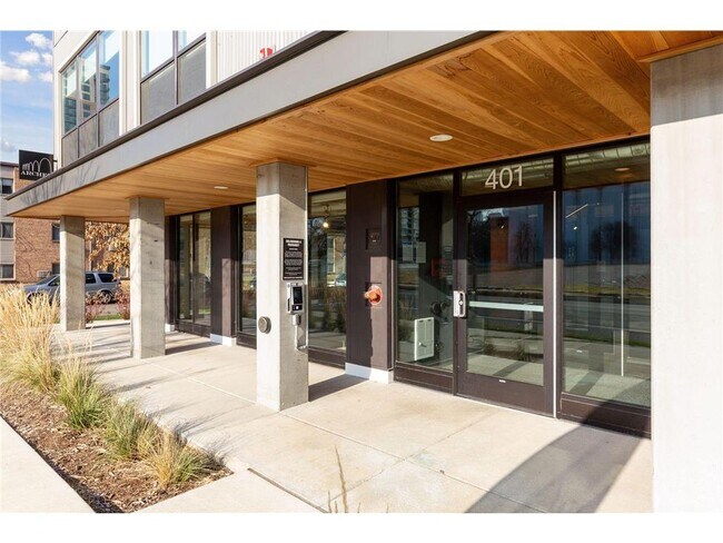 Building Photo - 401 University Ave SE