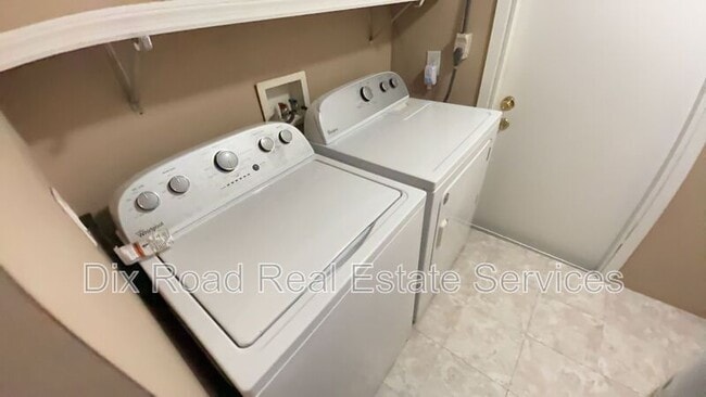 Building Photo - 163 Tecumseh Dr