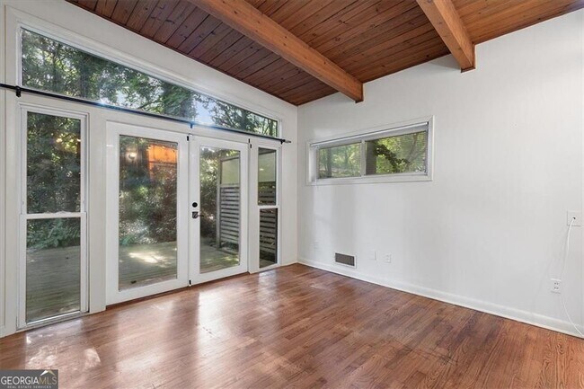 Building Photo - 2627 Woodacres Rd NE