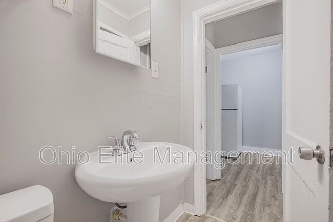 Building Photo - 987 Lilley Ave