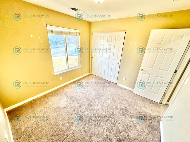 Building Photo - $500 Off Move-In Costs!! Great 3 Bedroom 2...