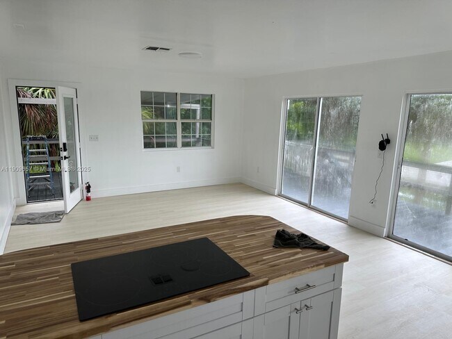 Building Photo - 420 Burning Tree Ln