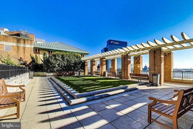 Building Photo - 717 President St