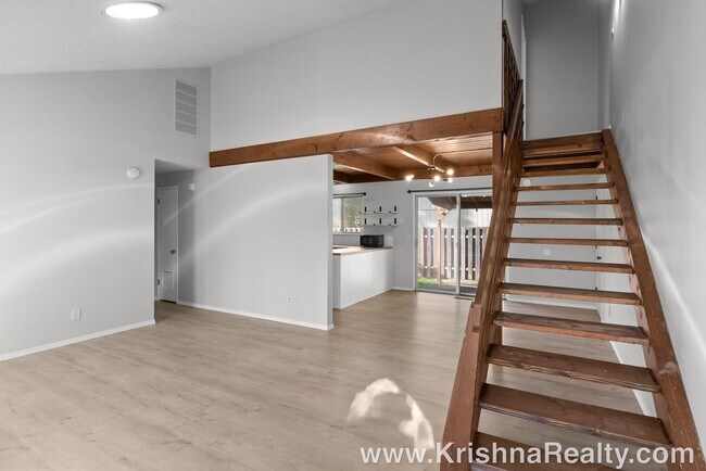 Building Photo - Charming 3 Bedroom | 2 Bathroom Duplex | Private Backyard | Near Washington Square Mall