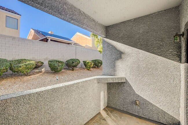 Building Photo - LOCATION! LOCATION! LOCATION! Move-in read...