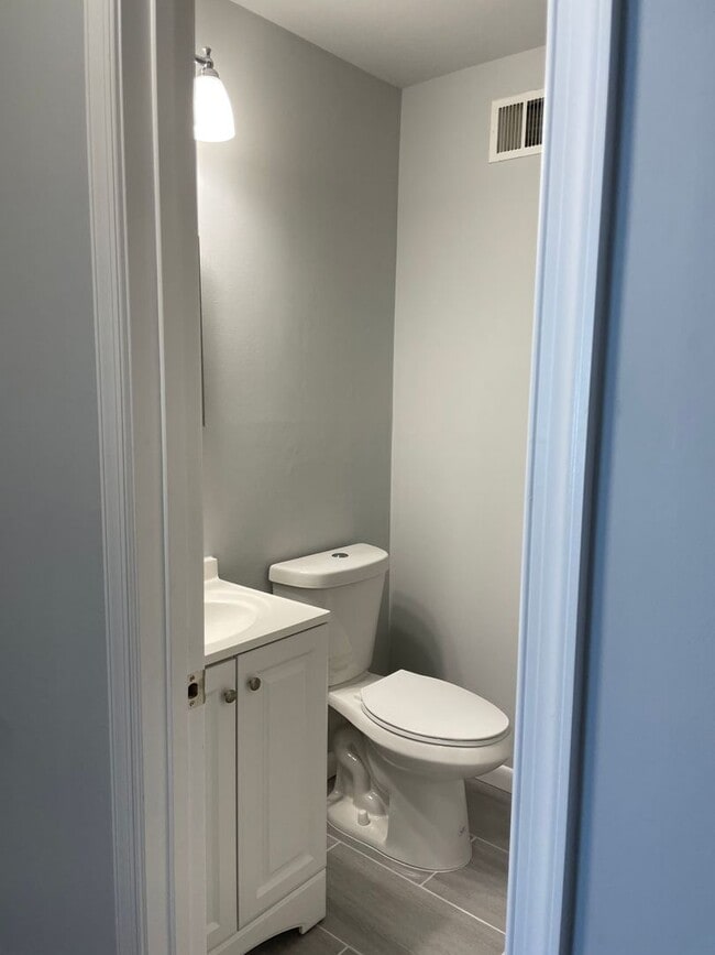 Building Photo - End unit townhome in Annapolis!