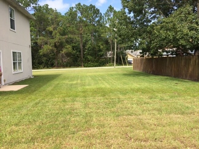 Building Photo - Large 5 Bedroom, 3 Bathroom Single Family ...