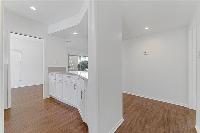 Building Photo - 5703 Hazeltine Ave