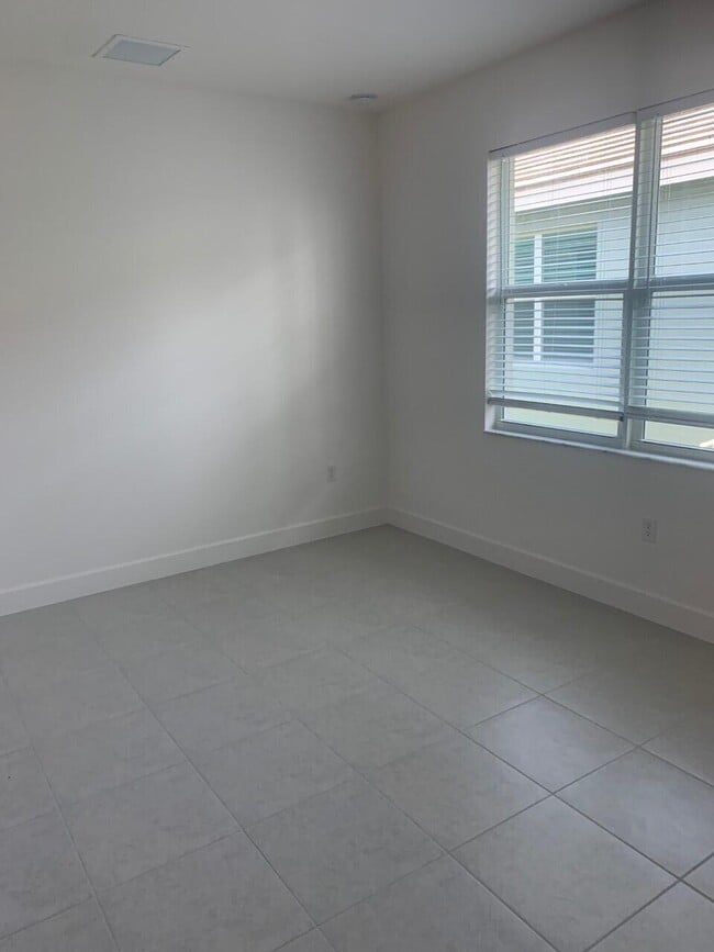 Building Photo - 11643 SW Moon River Way