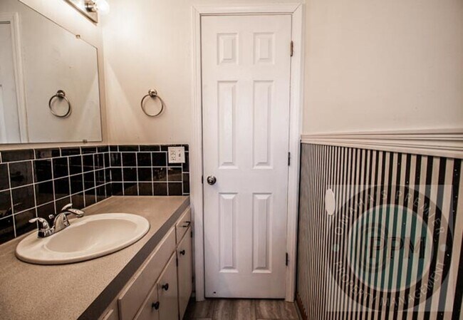 Building Photo - Spacious 5 Bedroom / 2.5 Bathroom Home | Near Ralston