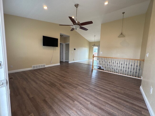 Building Photo - Beautiful 6 bedroom Single Family Home