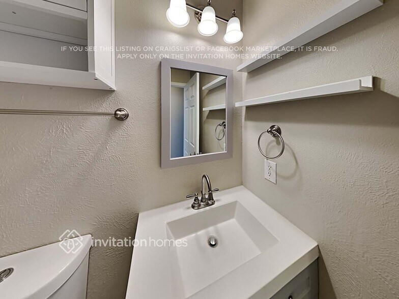 Building Photo - 10631 Queen St