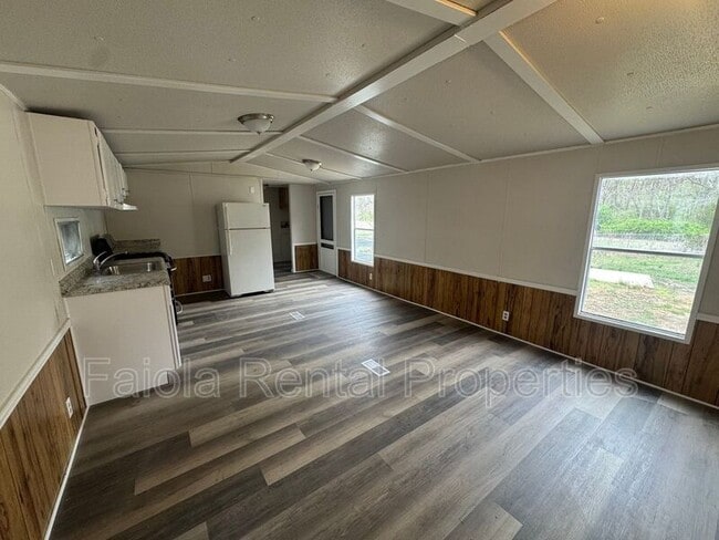 Building Photo - 1 Talmar Ln