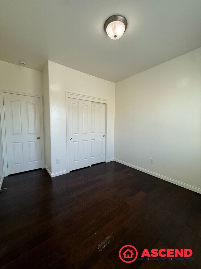 Building Photo - Beautiful 4 Bedroom Located in HOA!