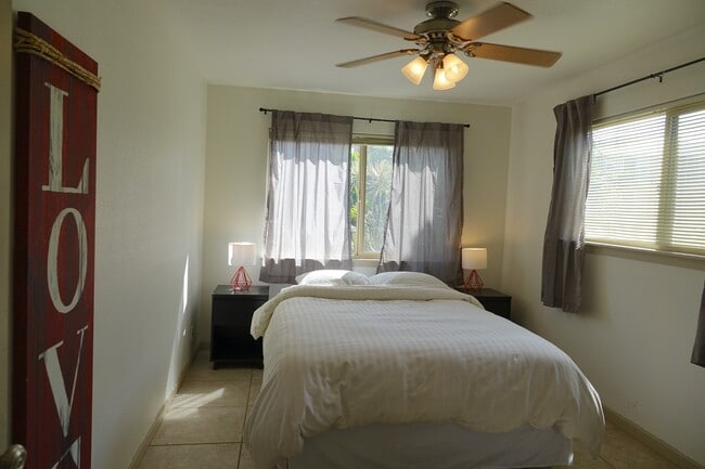 Building Photo - 3 bedroom, 1.5 bathroom furnished condo at...