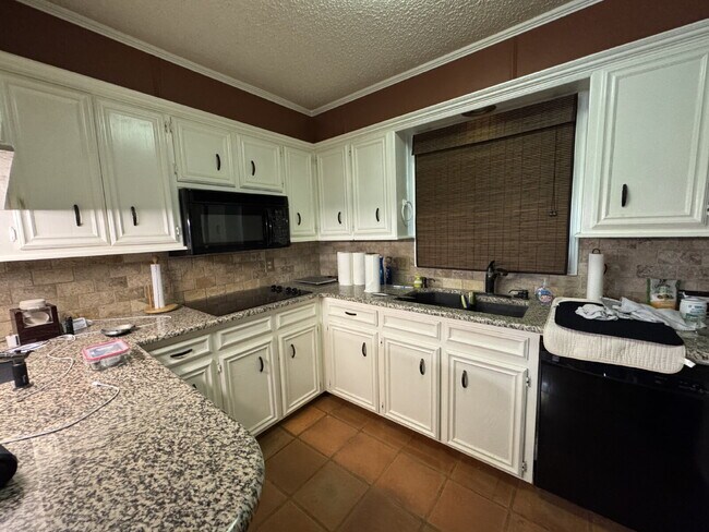 Building Photo - "Spacious 3-Bedroom with 2 Full Baths in P...