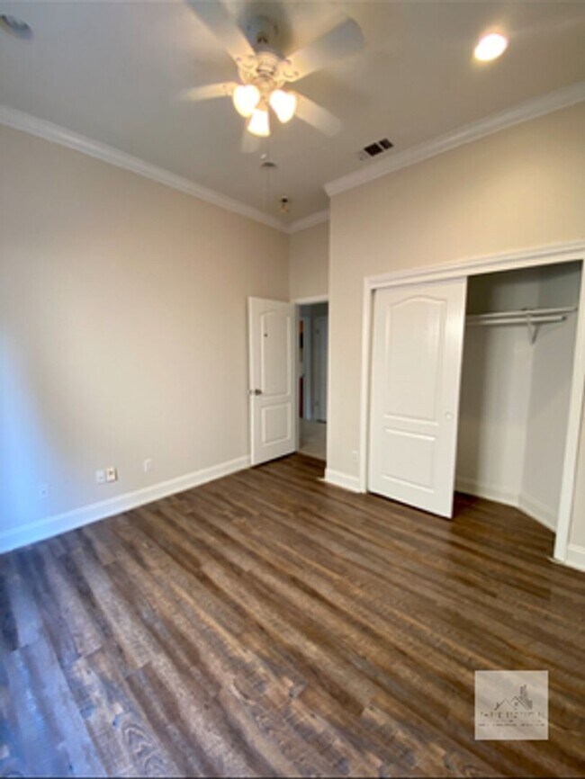 Building Photo - 1679 E La Quinta Dr