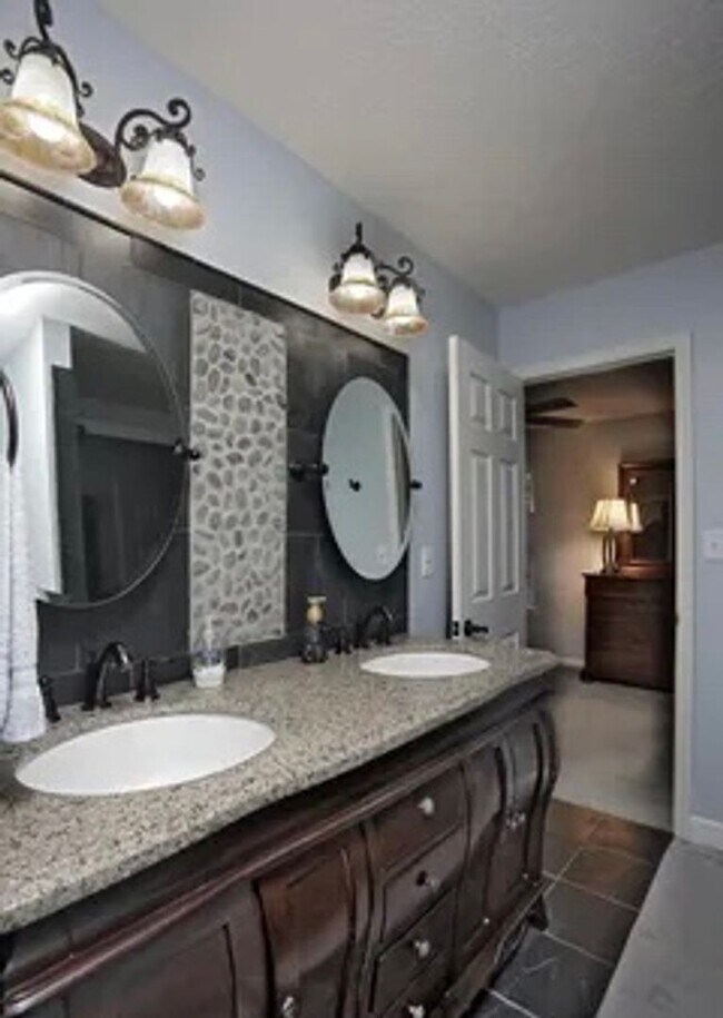 Building Photo - 4701 Shenandoah Dr