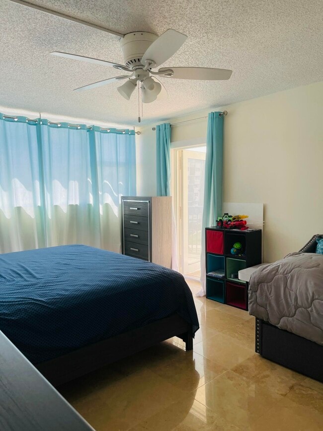 Building Photo - 1237 Hillsboro Mile