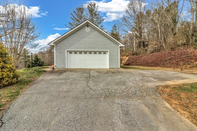 Building Photo - 12 Bethel Dr