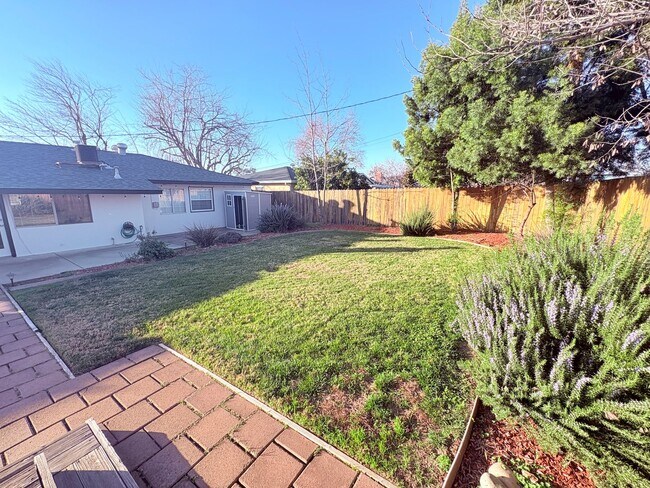 Building Photo - 1524 Gladstone Dr