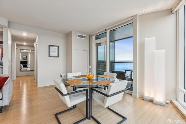 Building Photo - 425 1st St