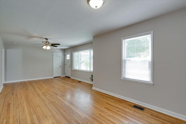 Building Photo - 3 BR 1 BA for Rent - 37415