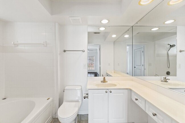 Building Photo - Stunning Berkman Plaza Condo