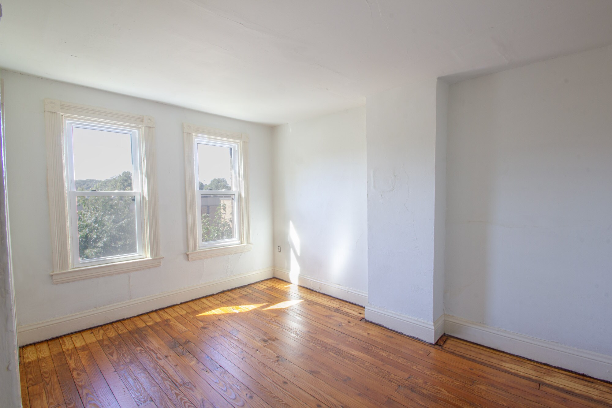 Building Photo - 206 Center St