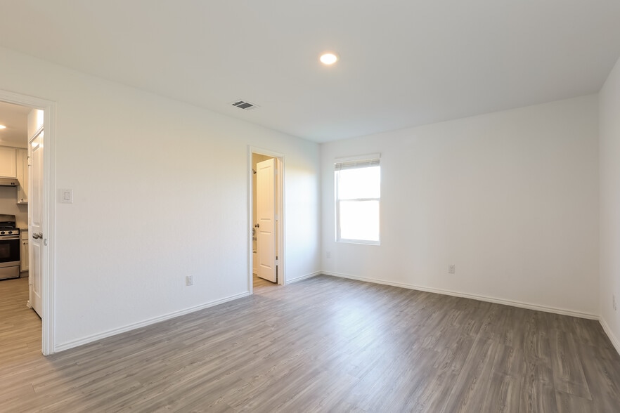 Building Photo - 2807 Gustavo Dr