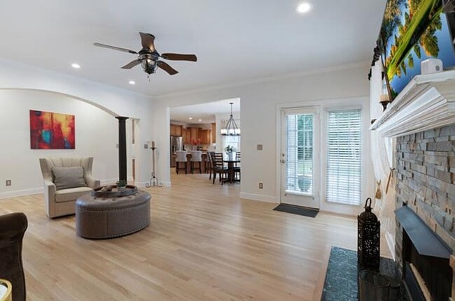 Building Photo - Stunning 5BR Executive Style Home in Brentwood