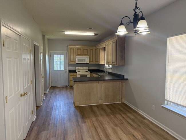 Building Photo - Nice 3 Bed 2 bath Home Available! Schedule...