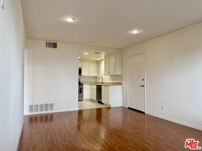 Building Photo - 1348 E Hillcrest Dr