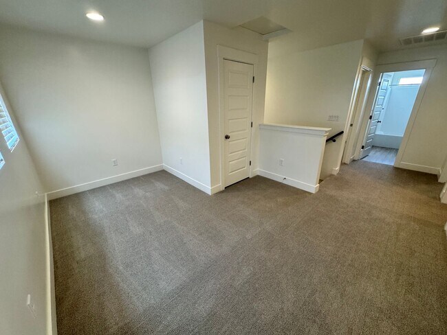 Building Photo - Beautiful 3 bed 2.5 bath Home!